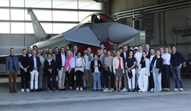 Besuchergruppe vor einem Eurofighter beim Taktischen Luftwaffengeschwader 31 „Boelcke“ in Nörvenich am 21. Juli 2026.